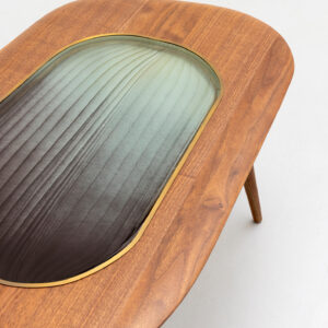 Table basse bois design avec verre ondulé.