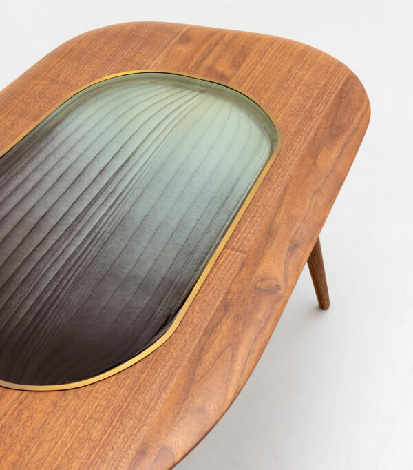 Table basse bois design avec verre ondulé.