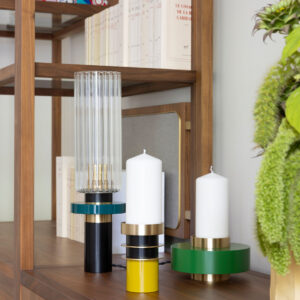 Étagère avec livres et bougies modernes colorées