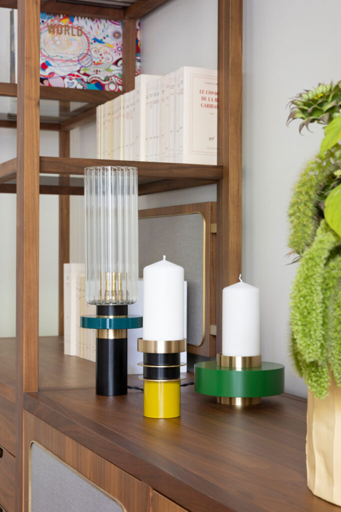 Étagère avec livres et bougies modernes colorées