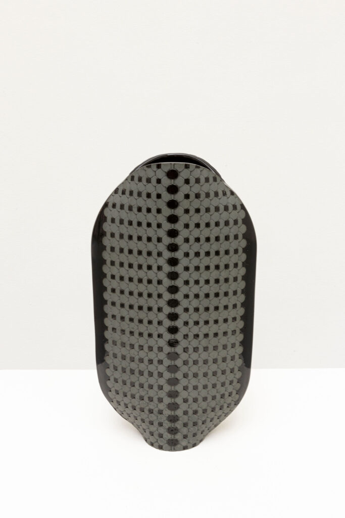 Vase noir à motifs géométriques hexagonaux