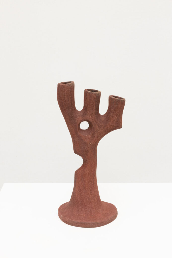 Bougeoir sculpté en forme d'arbre, terre cuite.