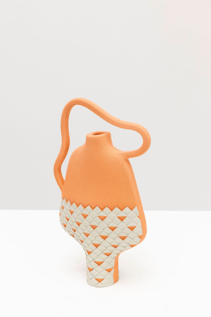 Vase moderne en céramique orange et blanche.