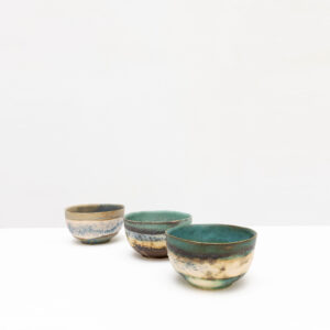 Trois bols en céramique sur fond blanc.