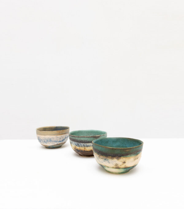 Trois bols en céramique sur fond blanc.