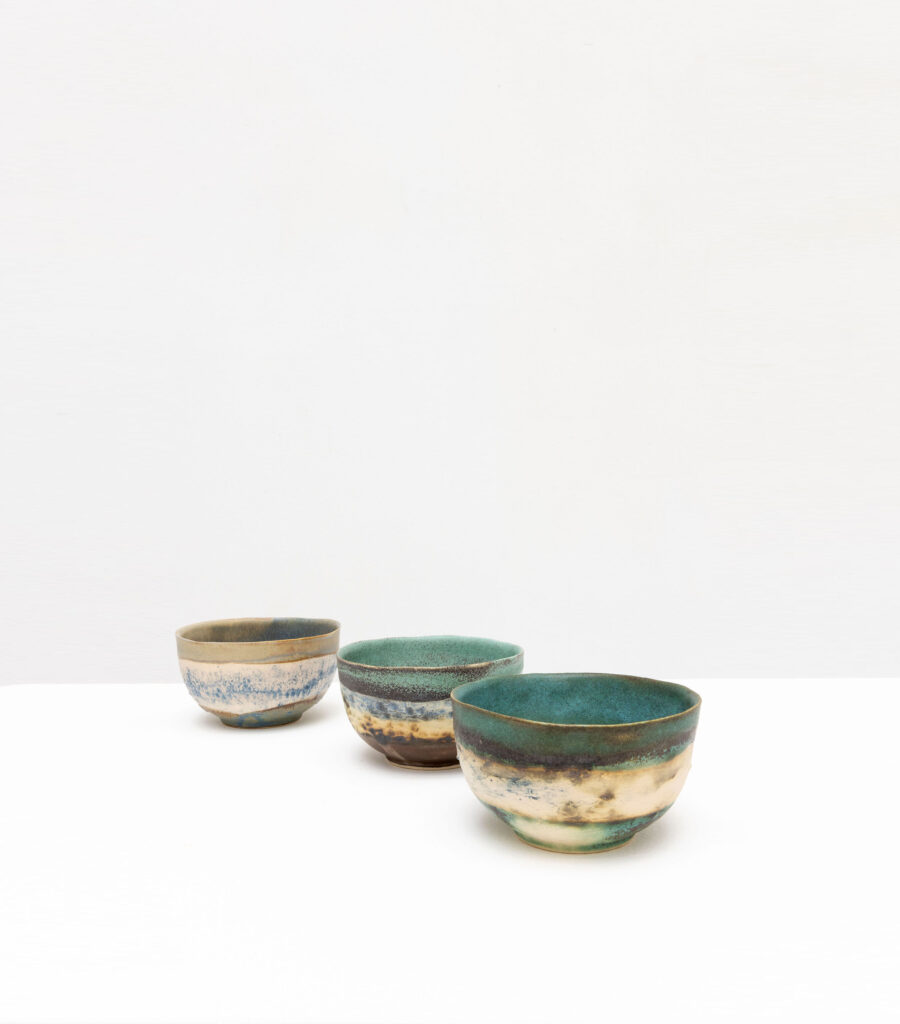 Trois bols en céramique sur fond blanc.