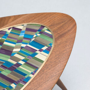 Table en bois avec motif géométrique coloré.