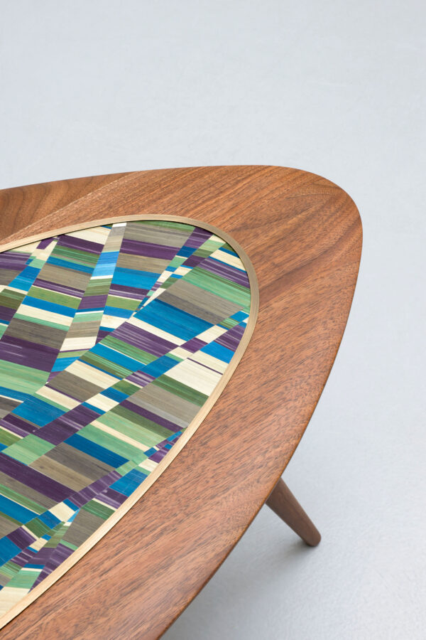 Table en bois avec motif géométrique coloré.