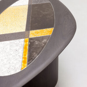 Table design moderne avec motifs géométriques colorés.