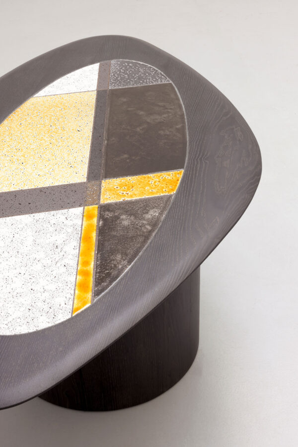 Table design moderne avec motifs géométriques colorés.