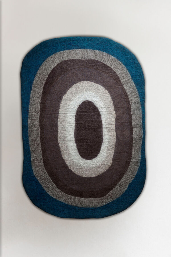 Tapis ovale aux motifs concentriques colorés