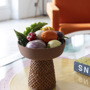 Corbeille de légumes colorés sur table en verre.