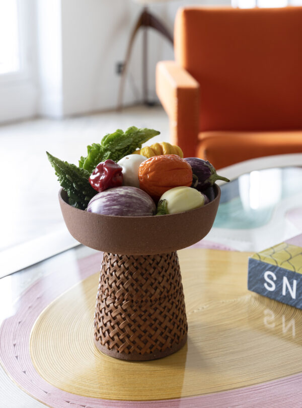 Corbeille de légumes colorés sur table en verre.