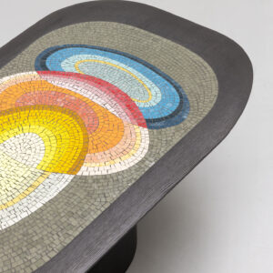 Tableau en mosaïque colorée sur table moderne.