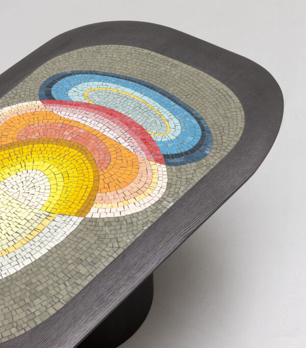 Tableau en mosaïque colorée sur table moderne.