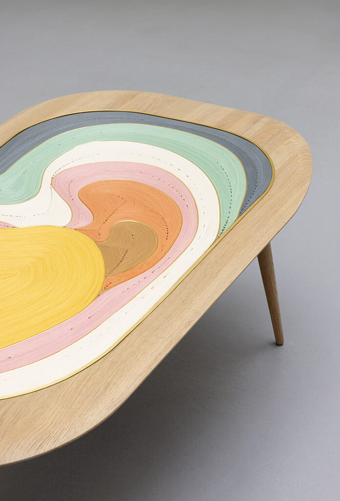 Table en bois design avec motifs colorés abstraits.