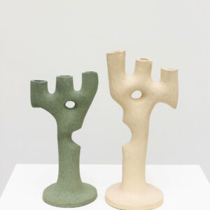 Deux vases sculptures modernes en céramique.