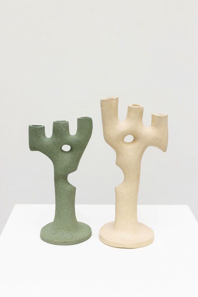 Deux vases sculptures modernes en céramique.