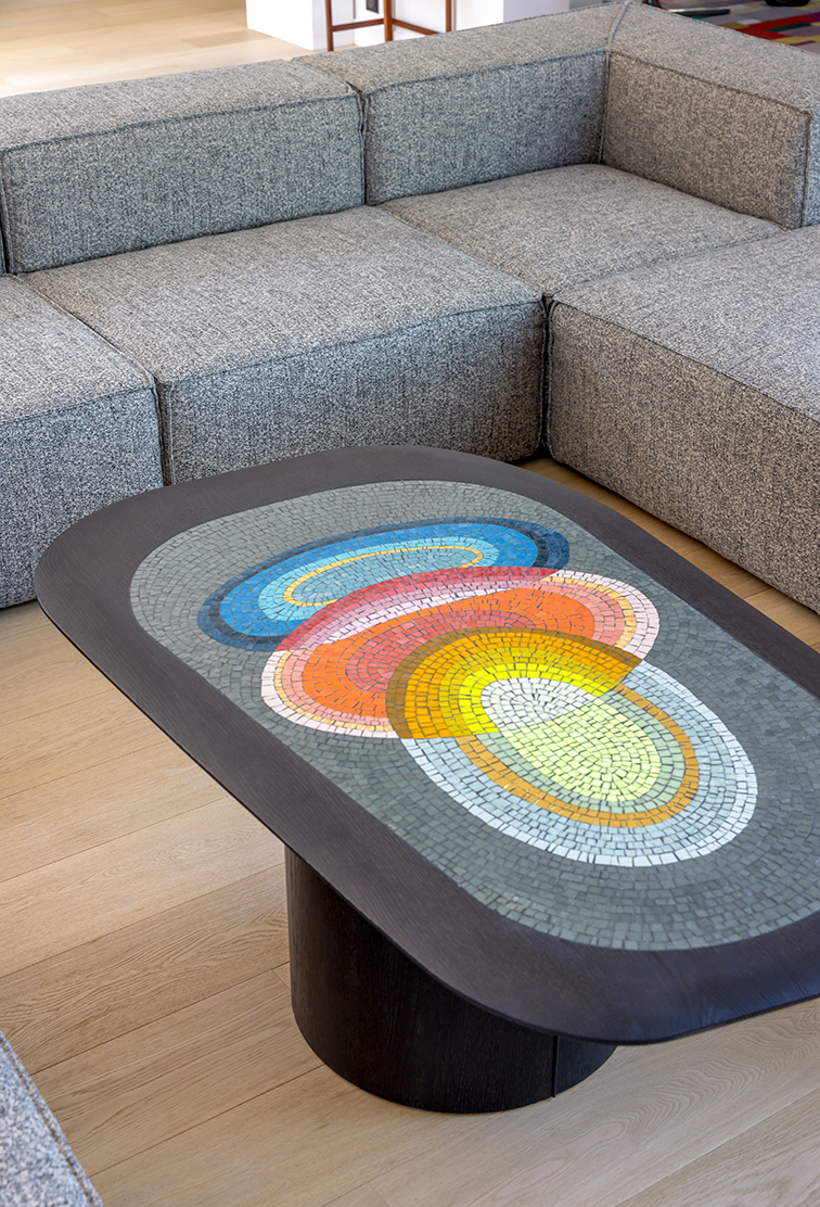 Table mosaïque colorée dans salon moderne