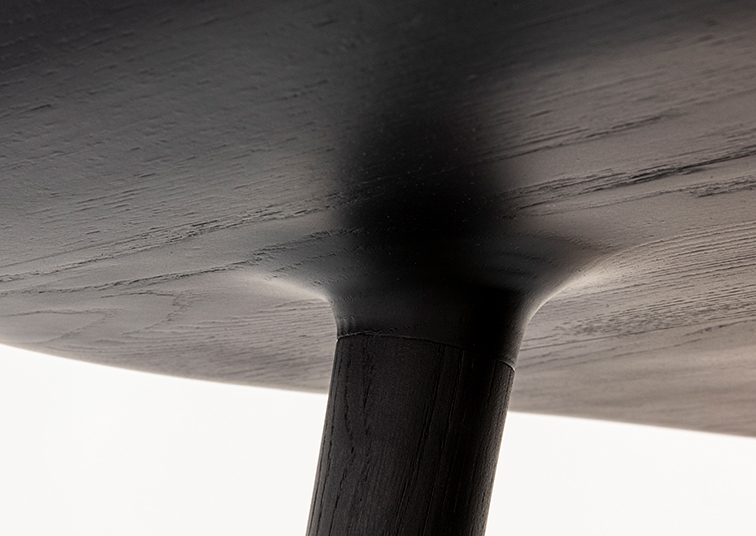 Détail du support de table en bois foncé