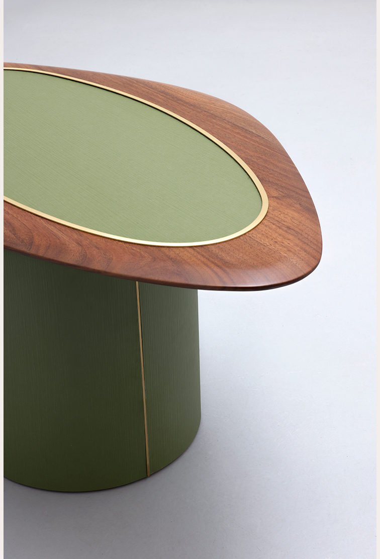 Table ovale verte et bois, bord doré.