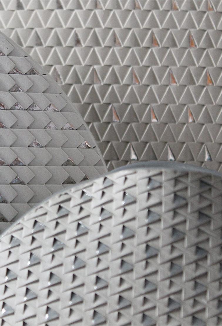 Motif géométrique en triangles, texture grise métallique