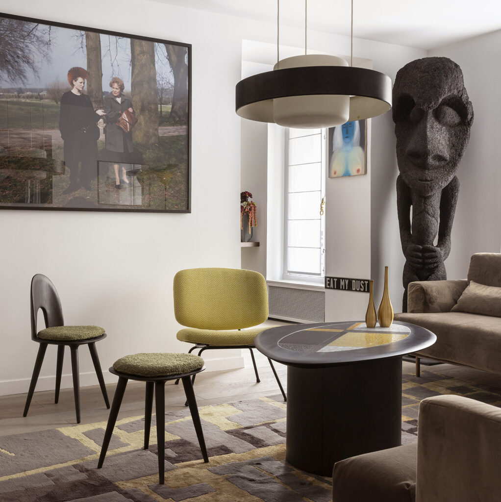 Salon moderne avec sculptures et mobilier design.