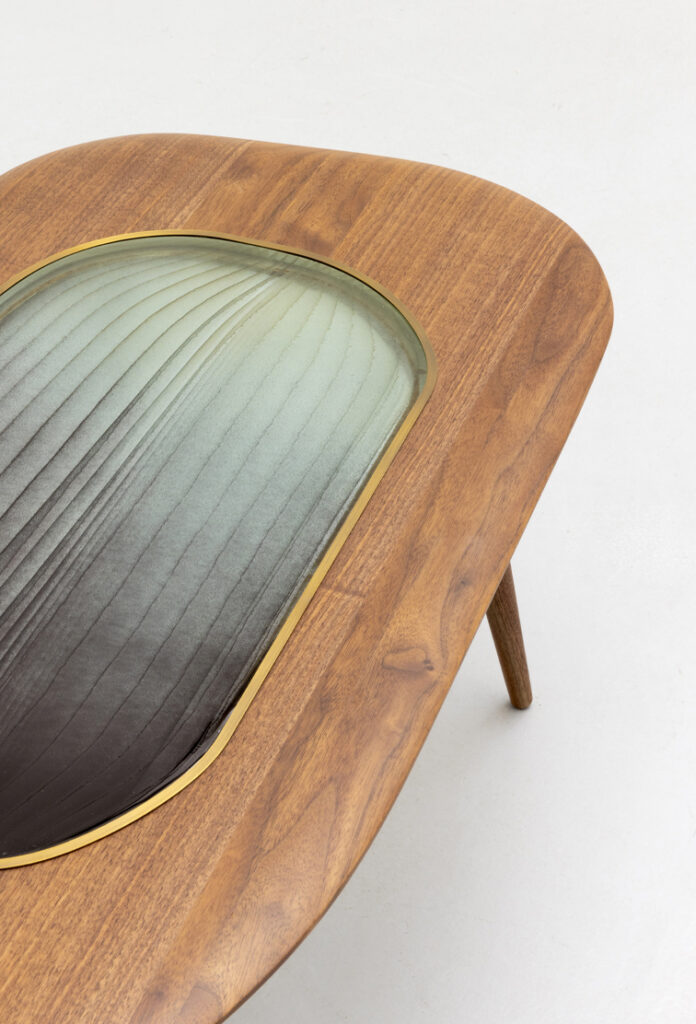 Table en bois avec insert en verre ovale.