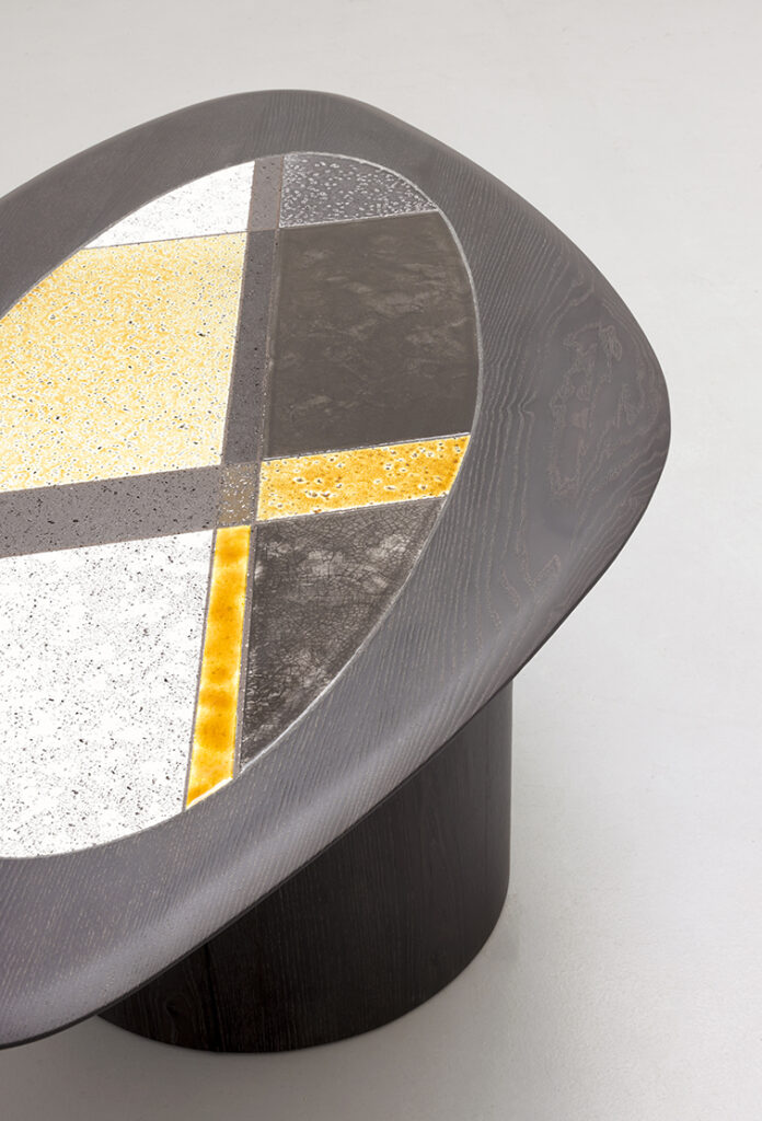 Table moderne avec plateau en mosaïque géométrique.
