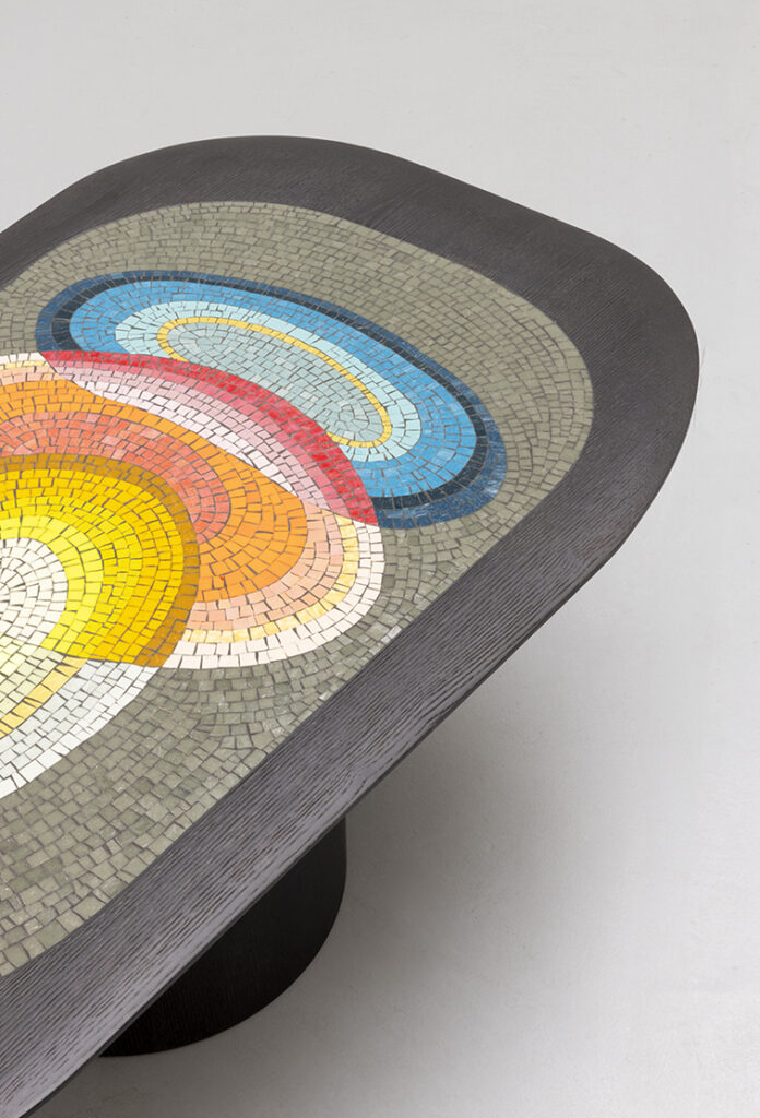 Table mosaïque colorée moderne