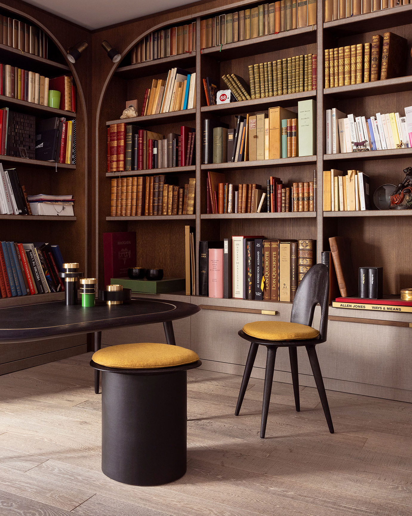 Bibliothèque en bois avec table et chaise modernes.