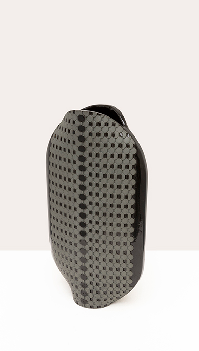 Vase noir géométrique moderne, décoration intérieure contemporaine.
