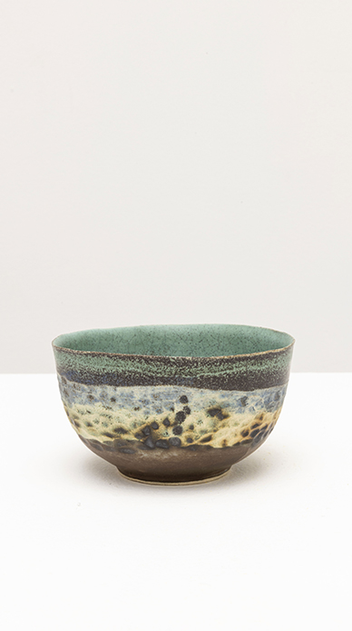 Bol artisanal en céramique avec motifs, design unique.