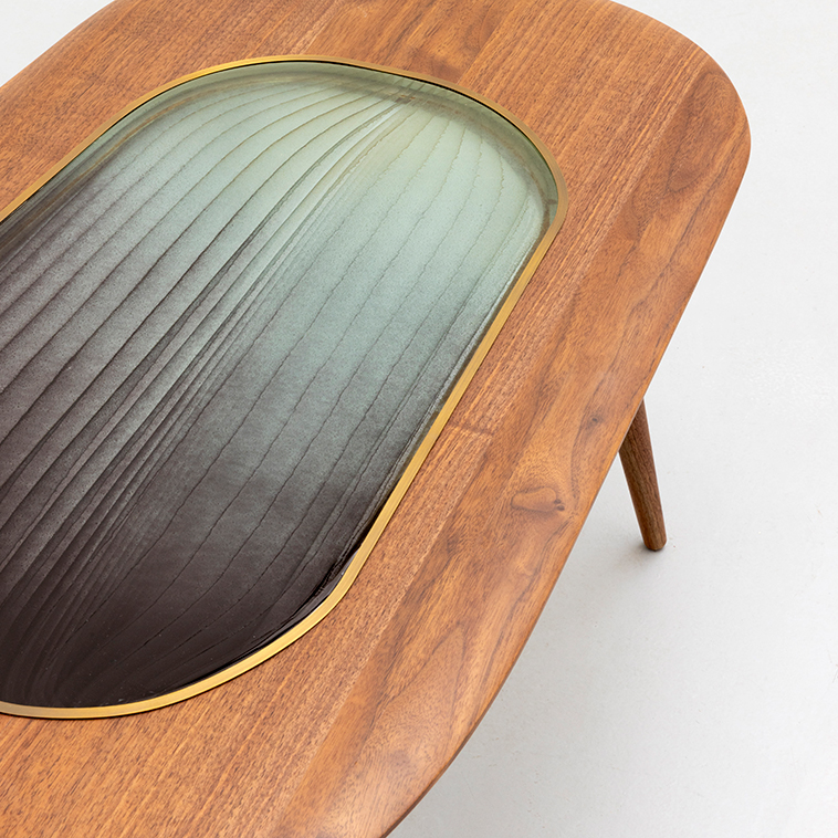 Table en bois avec insert en verre ondulé.