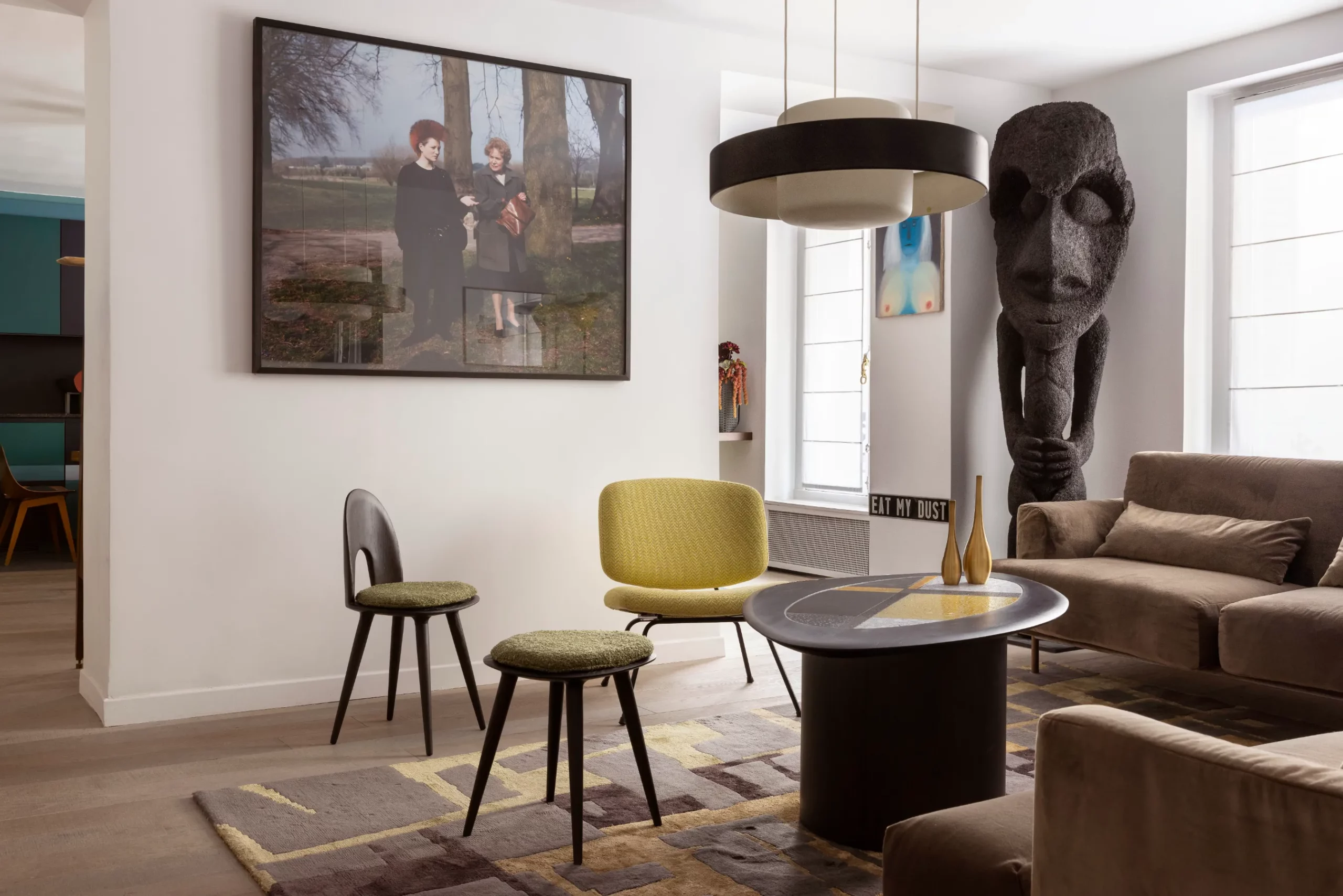 Salon moderne avec décorations artistiques et chaises colorées.