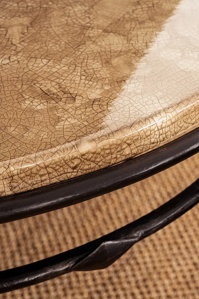 Table en bois verni avec effet craquelé.