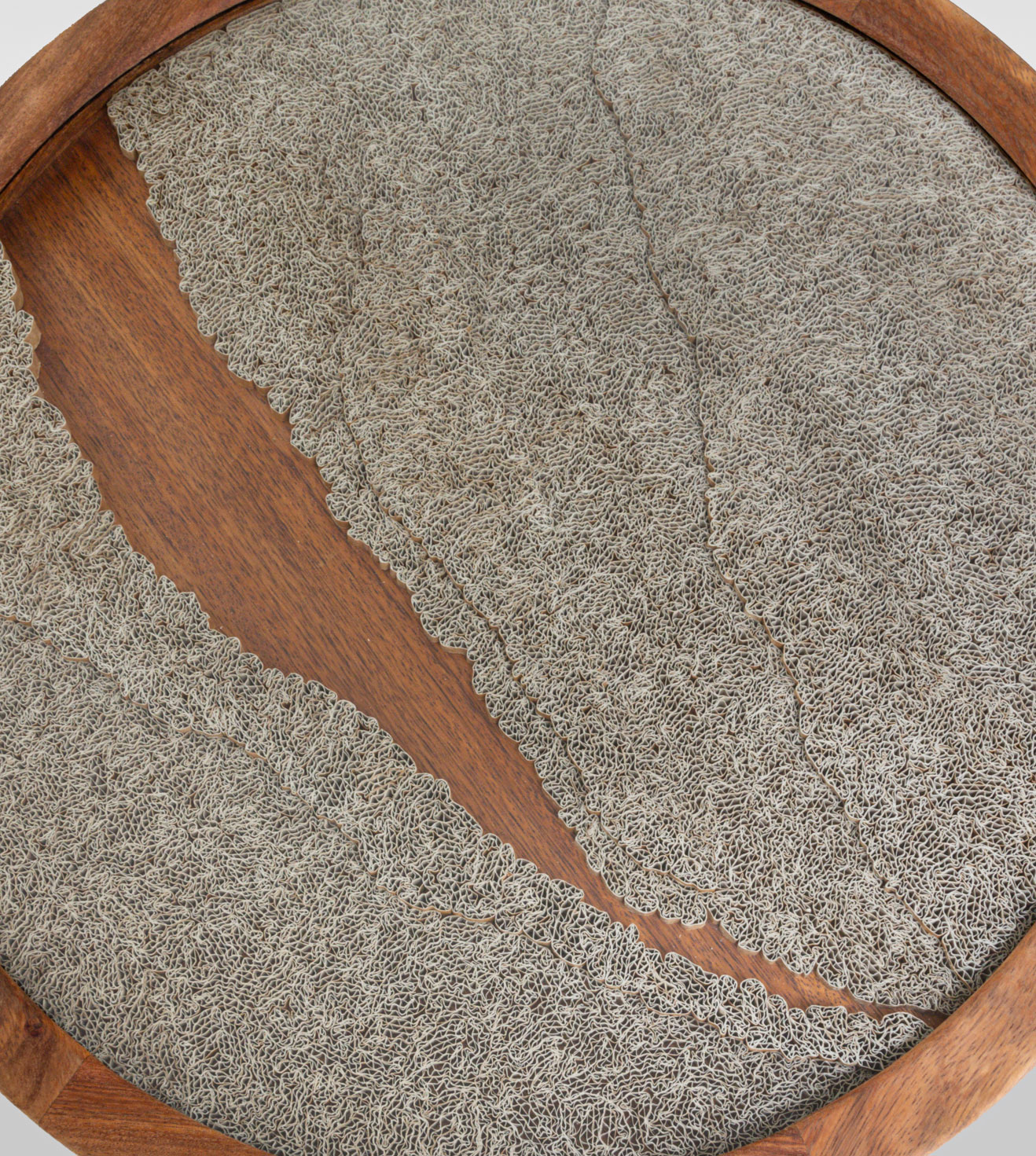 Table ronde avec surface texturée originale.
