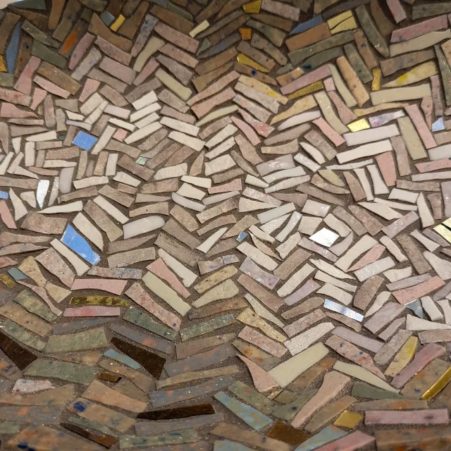 Mosaïque avec motifs géométriques en tons terre.